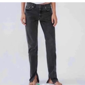 Zara slits jeans - Säljer dessa populära slits jeansen från zara, inga defekter förutom att dem är lite slitna där ner men de är inget som syns❤️ kan även tänka mig byta mot storlek 34