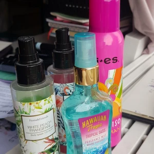 Bodymist!! - Säljer dessa!! 1:a Hawaiian trolig boyd mist "tropical oasis" som jag bara använt ganska lite av. 45 kr🌺 2:a är den rosa Fiona and friends bodymisten i doft juicy pear papaya som inte är så använd 20kr (inget lock)🍐3:e är den gröna Fiona and friends i doft white peach frangipini inte så använd heller 20kr (inget lock)🍑 4:e är en spraydeo "Bies" som kallas paradiso🌼