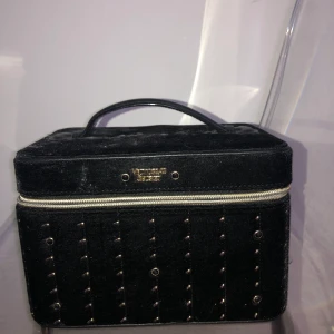 Victoria Secret sminkväska - Kommit till användning 1 gång när vi åkte till USA 2019 i Februari annars har den bara stått här hemma. Väldigt smutsig och så just nu men kommer att rengöras till 100%. Köpare betalar frakten.✨