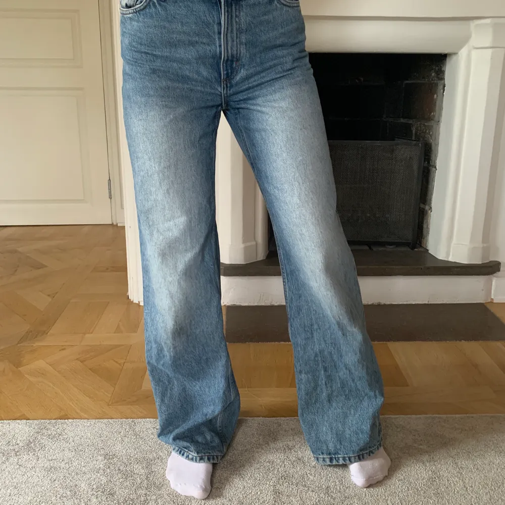 Ett par utsvängda jeans i bra skick. Köpta på monki för ungefär ett halvår sedan och bara använt ett par få gånger. Säljer för 179kr och köparen står för frakten (om man inte kan mötas upp) 📦🙌. Jeans & Byxor.