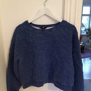Snygg blå sweatshirt från H&M i strl S. Lite kortare. Nypris 250kr