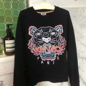 Kenzo Tröja vuxen - Storlek:XS Köptes:2500 kr( i en kenzo butik i Milano) Skick: annvänd ca 3 gånger, och är i väldigt bra skick.