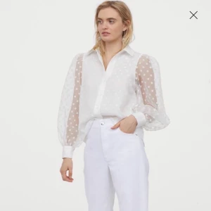 Vit blus med puffärm! - Säljer denna vita blus från H&M i storlek M då den inte kommer till användning längre. Använda 1 gång! Frakt ingår 📦 Nypris: 200kr 