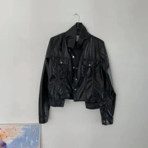 NLY Trend jacka storlek 38 - Jacka från NLY trend, storlek 38. Skitcool! Inget att anmärka på. 150 kr