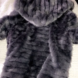 Pälsjacka från Chelsea - Grå pälsjacka i fuskpäls, känns och ser fock väldigt äkta ut. Använd 2-3 gånger så i princip helt ny.  Från Chelsea, köpt för ca 4 år sedan. nypris ca 700.    Strl L men passar även en M