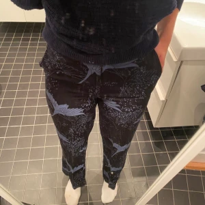 Byxor ifrån Carin Wester  - Fina byxor ifrån Carin Wester i storlek 34 ( stora i storleken ). Jag säljer dom för 300kr utan frakt. 