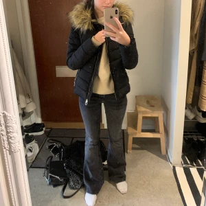 Jacka - Bra skick.🌸 Man kan ta bort pälsen om man vill. Pris 150kr + frakt 80kr