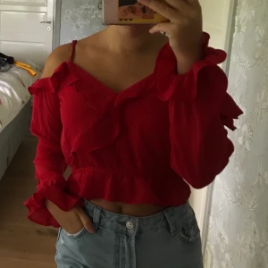 Volang topp - Säljer denna JÄTTEfina tröja från hm som har söta volanger och är perfekt till lite mer uppklädda event eller fester. Den går även att klä ner om man vill ha den i skolan  