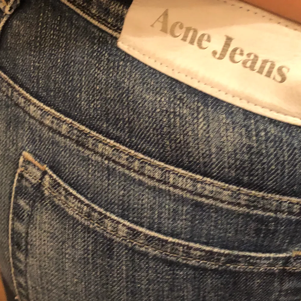 Skitsnygga raka lågmidjade jeans från acne!!🌟 stl 27/32 dvs passa som xs/s                             skriv för fler bilder🤩. Jeans & Byxor.