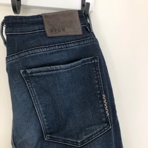 Mörkblåa jeans - Slim jeans från märket neuw 