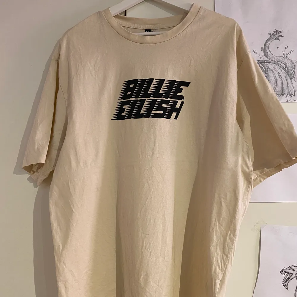 Oversized tshirt med billie eilish tryck från hm, har använt den men i superfint skick nypris 149kr. T-paidat.