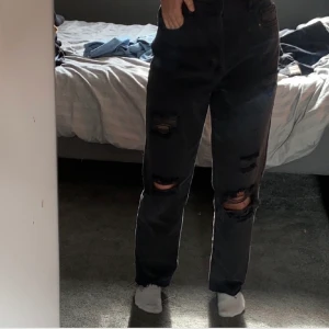Raka jeans - Svarta slitna raka jeans. Sktisnygga! Köpa för 600kr