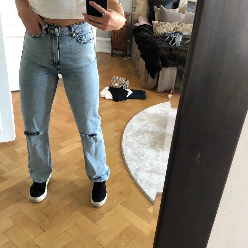 Jättefina och väldigt sköna jeans från Carin Wester.  Kommer till användning lite för sällan och dägör säljer jag dem nu. 300kr + frakt 💖 längden är perfekt för mig som är ca 168💕. Jeans & Byxor.