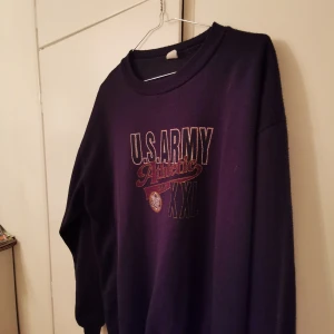 vintage sweater  - morfars gamla mörkblå overzised tröja, lite nopprig men ökar bara på vintage känslan. står inge stl men skulle säga L/XL 🧢frakt ingår