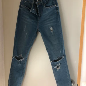 Jeans med hål - Ljusblå Skinny jeans med hål, i bra skick. Storlek 10 från river island. Skulle säga M storlek. 