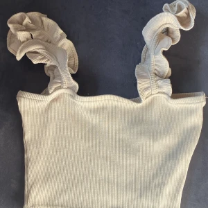 Topp - Fin topp från Zara, endast andvända 2-3 ggr så är i fint skick 💕