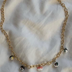 Handgjort sushihalsband i lera - kontakta mig vid intresse!                                                                               pris: 49kr + frakt                                                                                             mått: 45 cm