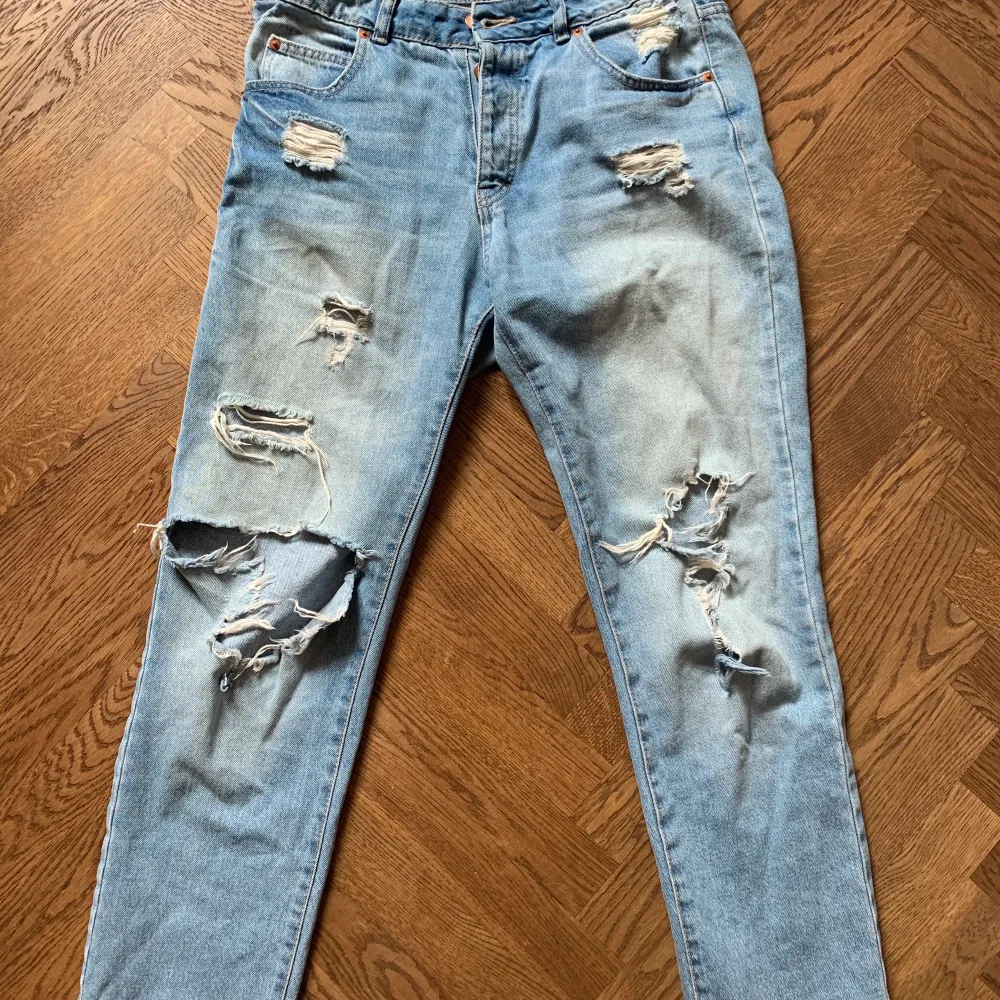 As snygga slitna jeans från Lindex, storlek 38! Slutsålda, säljer för 90+frakt eller möts upp💖. Jeans & Byxor.