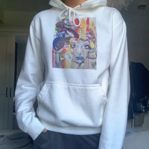 Hoodie - Säljer denna superfräscha hoddien från The Cool Elephant. Knappt använd. Storlek XS men passar mig som vanligtvis har  XS/S. ✨BUDA I KOMMENTARERNA✨ köpare står för frakt 