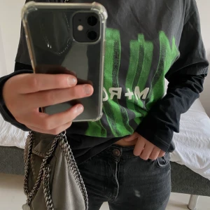 R+MC Noir tröja - Cool tröja från designer märket R+MC Noir, kostar ca 2000 på nypris.  Armarna är ”inbyggda” i tröjan, så det är alltså inte två tröjor. Storlek S, men är oversized så passar större storlekar också beroende på hur man vill ha den!