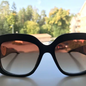 Solglasögon  - Svarta solglasögon med guld detalj                             Aldrig använda