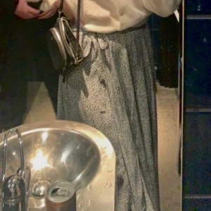 långskjol från stories - en så söt lång wrapkjol från & other stories! använd max 3 gånger, nypris 690kr, frakt 50kr