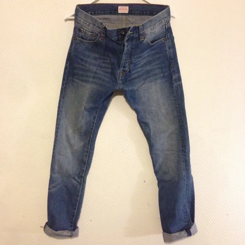 Ljusa, 'worn out look' jeans från Denim Demon.  Sparsamt använda! Inga slitningar. 

Modell: Aahka Banane
100% bomull . Jeans & Byxor.