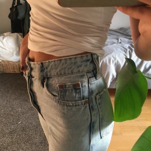 Raka jeans - Ett par jeans från Zara. Modellen har raka ben och är croppade och en jättefin blekt ljusblå färg. Passar mig bra som är 170 cm. Exkl. frakt😋 (pris kan diskuteras)