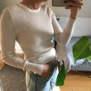 Tunnare tröja - En långärmad tröja från Zara i tunnare material. Tröjan har ett jättefint mönster i beige och vit. Passar mig bra som är en small! Exkl frakt🥰 (pris kan diskuteras)