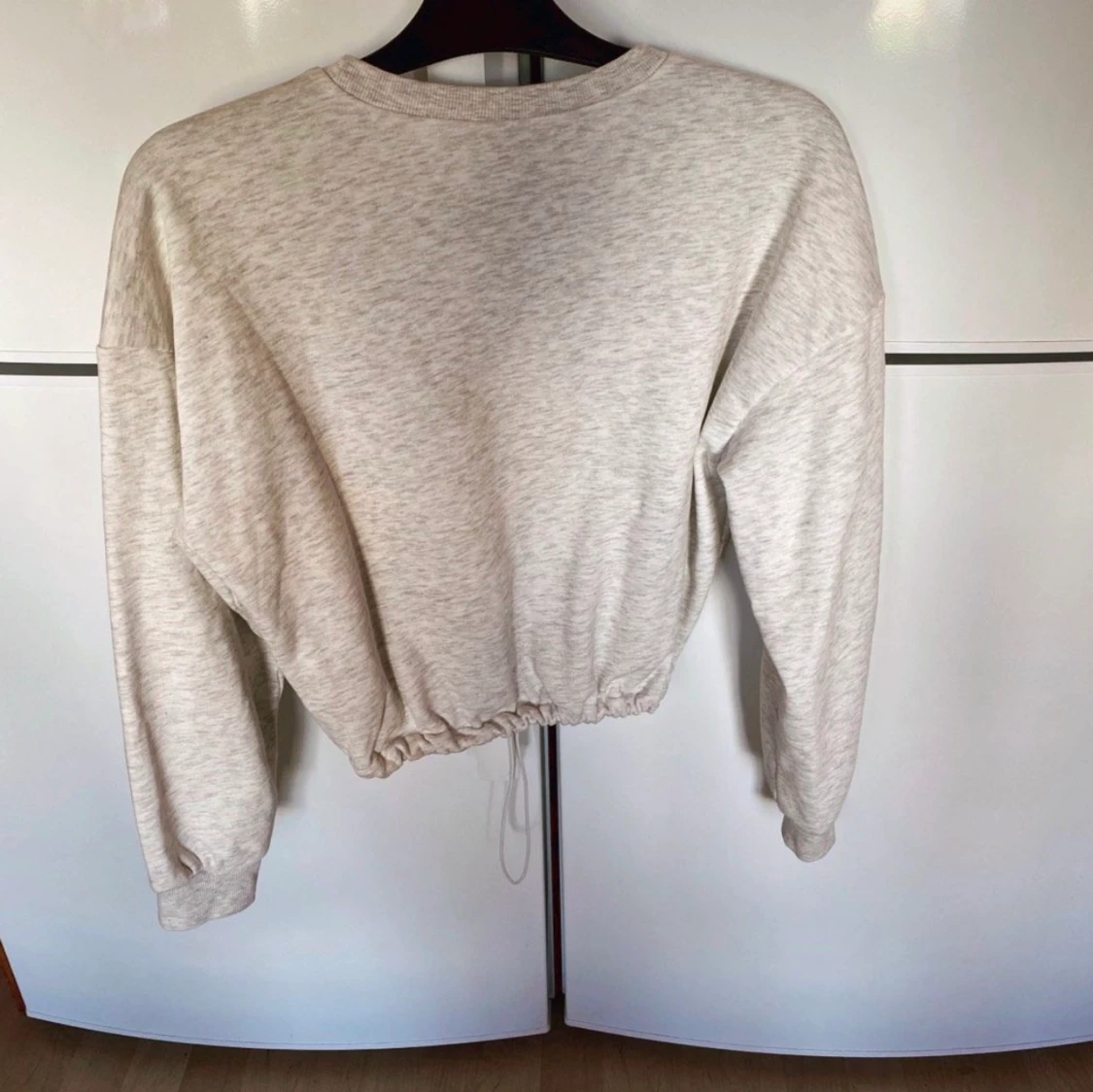 Grå-vit sweatshirt  - 90