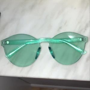 As coola solglasögon🥶💚 - Helt nya och oanvända ”Chimi eyewear” inspirerade solglasögon💚Bud från 35kr + frakt i kommentarerna💙Det är en plastfilm på glasögonen som går lätt att ta bort🤍Turkos/grön färg, kommer skicka väl inplastade och packiterad i bubbel plast🥰BUDA!🤩