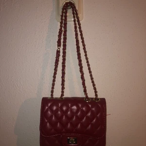 Superfin röd liten väska - Liten och smidig väska, som ny!😍