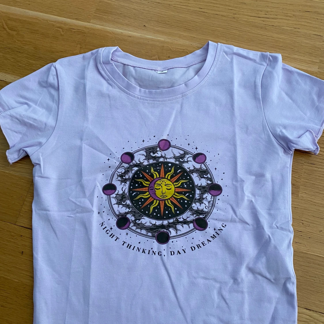 Lila tshirt med tryck