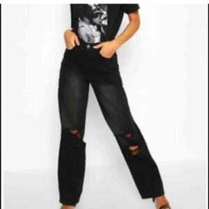 Svarta jeans boohoo - Snygga svarta / gråa jeans från boohoo med hål. Slutsålda. Storlek 34 men passar även 36 beroende på hur man vill att dom ska sitta. Skriv för frågor. Bra längd för mig som är runt 172