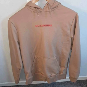  - Hoodie från carlings i en brun, bege färg. Lite stor i storleken för att vara xs så passar XS-M lite beroende på hur man vill att den ska sitta