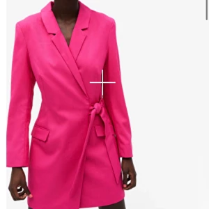 Chockrosa kavajklänning - Rosa kavajklänning från Monki! Supersnygg men lite för liten för mig, använd en gång!! (Ord. pris 500) Frakt tillkommer 💕