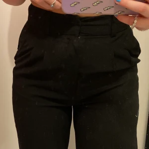 Raka kostymbyxor från ginatricot - Säljer mina kostym byxor från Gina pga för dom är för små✨ dom är raka nertill och är i storlek 36! Köpt för 1 månad sen och andvända endast 1 gång!