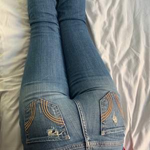 Super fina jätte snygga bootcut jeans från hollister, använt en gång! Köpta för 600kr men säljer nu för 300kr