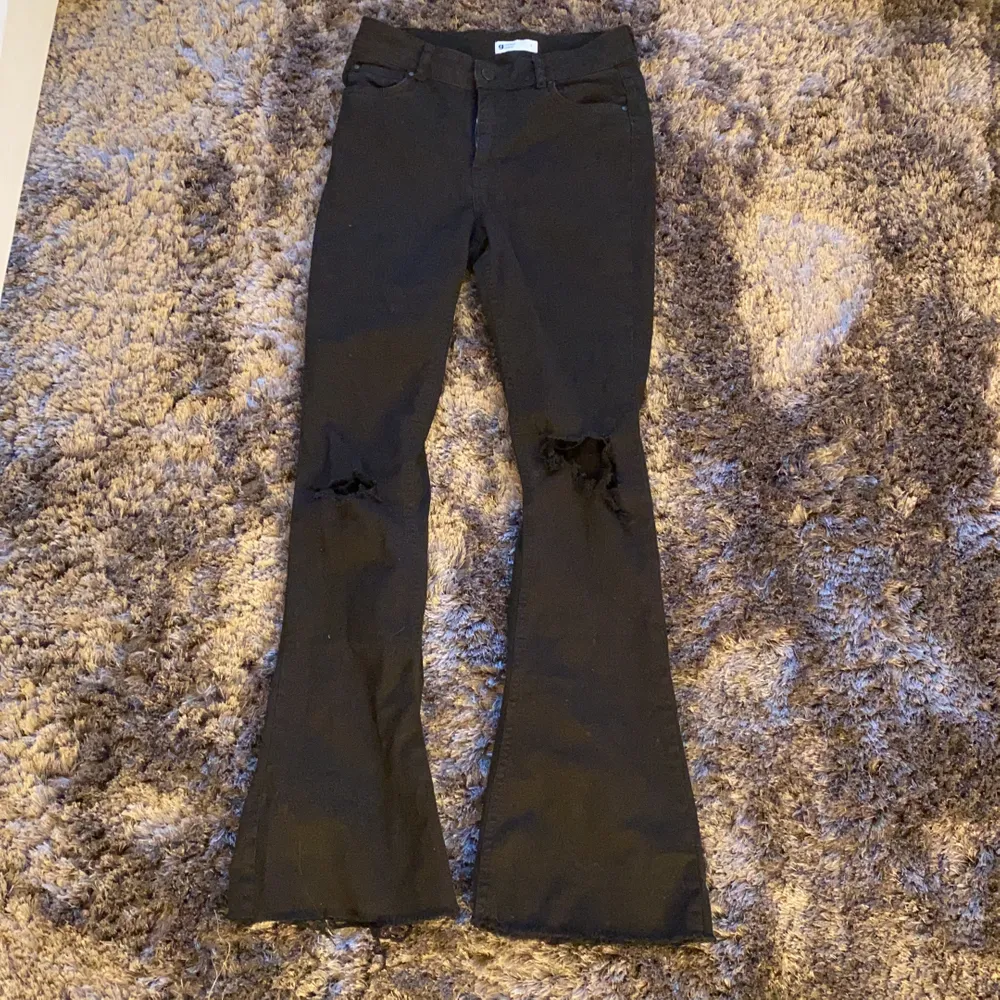 Svarta bootcut jeans med hål från Gina tricot . Jeans & Byxor.
