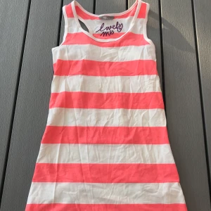 Randigt linne i storlek 158,164 - Ett fint linne från barnavdelningen på Lindex i storlek 158,164 som behöver ett nytt hem. Jag har knappt använt det så den är som ny. (Frakten ingår i priset)