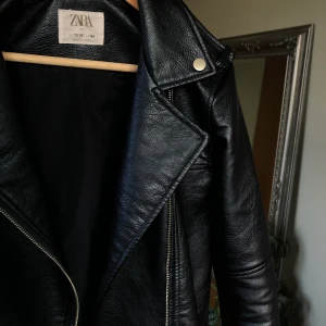 Skinnjacka - Skinnjacka från zara barnavdelning. Men passar på mig som har XS i storlek. Mörk blå. Lite glittrig. 