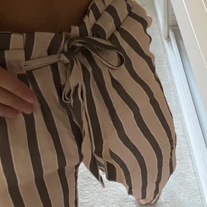 Tunna raka byxor  - Tunna raka byxor med knytning i midjan relativt högmidjade & super sköna. Töjbara & lätta i materialet 