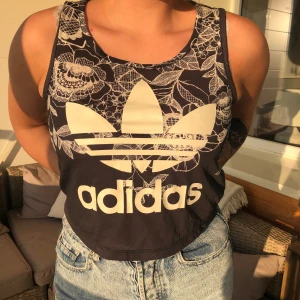 Adidas croptop str 38 - Jättefin croptop från Adidas!! Endast använd några få gånger🌸🌸 säljer då den tyvärr aldrig blir använd! Köparen står för frakt, men kan också mötas upp i Göteborg🤗