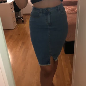 Lång jeans kjol - Lång fin jeanskjol knappt använd o i bra skick. 🍃 (Skriv för fler bilder, kunden står för frakten som summan varierar beroende på varans vikt) 