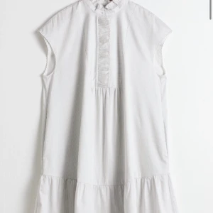 Klännings &otherstories  - Jättefin klänning från & otherstories. Sparsamt använd!  Inga fläckar eller förstliningar.   Ser lite tråkig ut pga skrynklig men första bilden visar bäst hur den ser ut.  Material 100% bomull.  Storlek 36. Oversized i modellen så passar även större storlekar.   Nypris 790kr