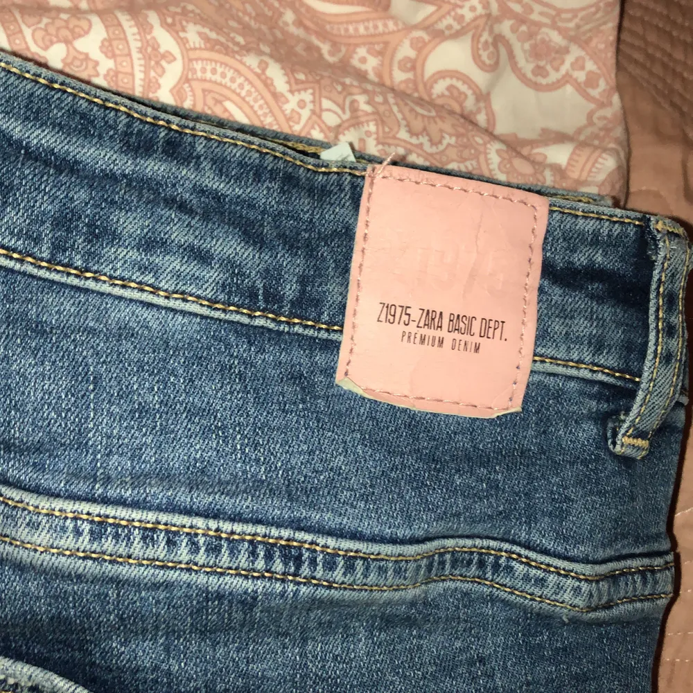 Otroligt fina slitna jeans med även en fin design vid fotleden. 🙌🏻Från Zara. 🤩Tyvärr kan jag inte använde de då de är för små för mig✨ (Skriv för fler bilder, kunden står för frakten som summan varierar beroende på varans vikt) . Jeans & Byxor.