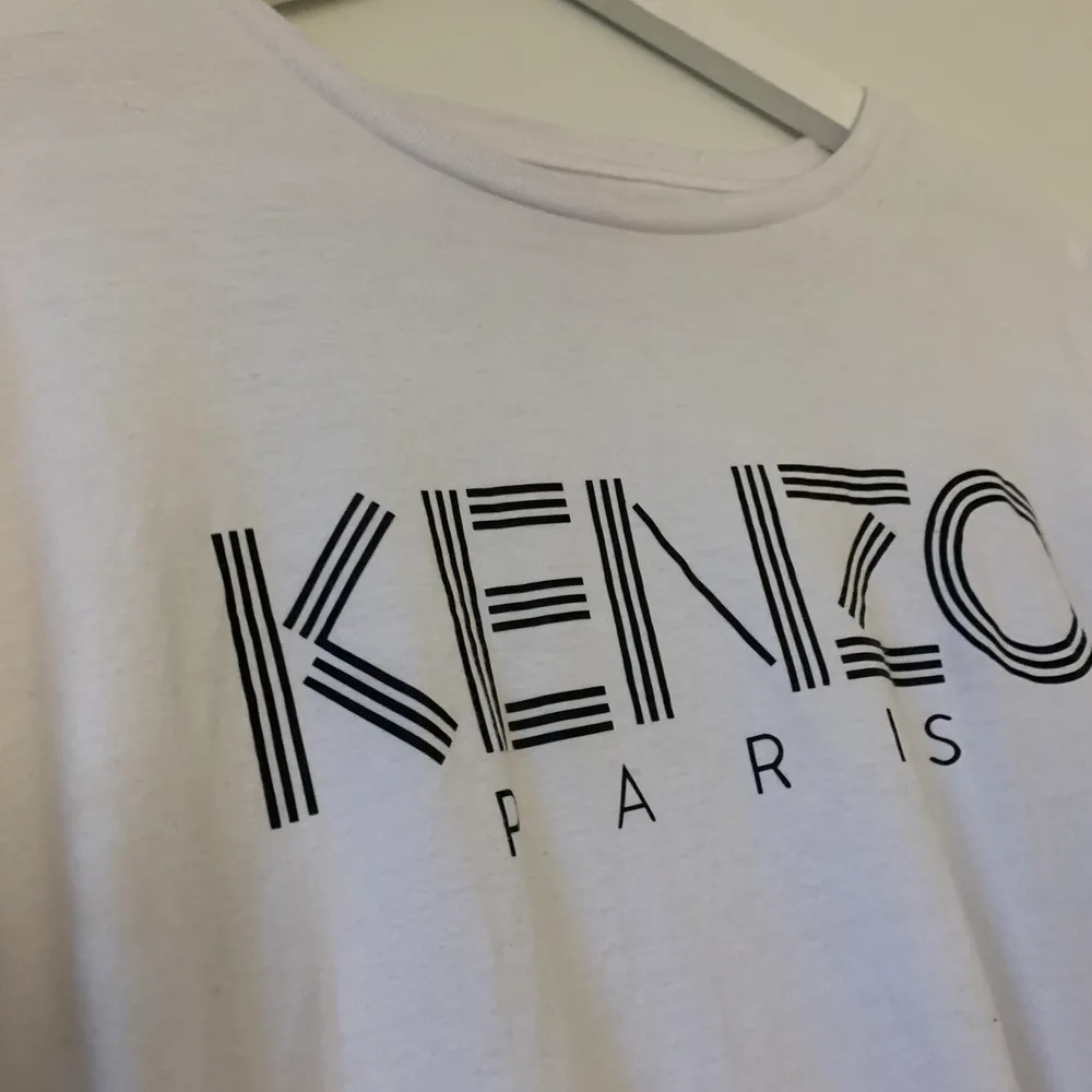En fake kenzo tröja som e köpt på en marknad förra året, har faktikst aldrig använt den. Den syns inte att den e fake förutom att de står att den e från lager 157 som ni kanske ser. Den e lite större än s i storleken . T-shirts.