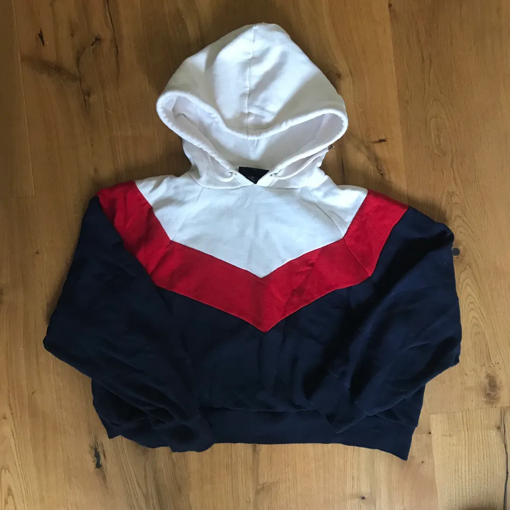 Huvtröja från Monki. Stl. XS. Mjukt material på insidan. 39kr +frakt. :). Hoodies.