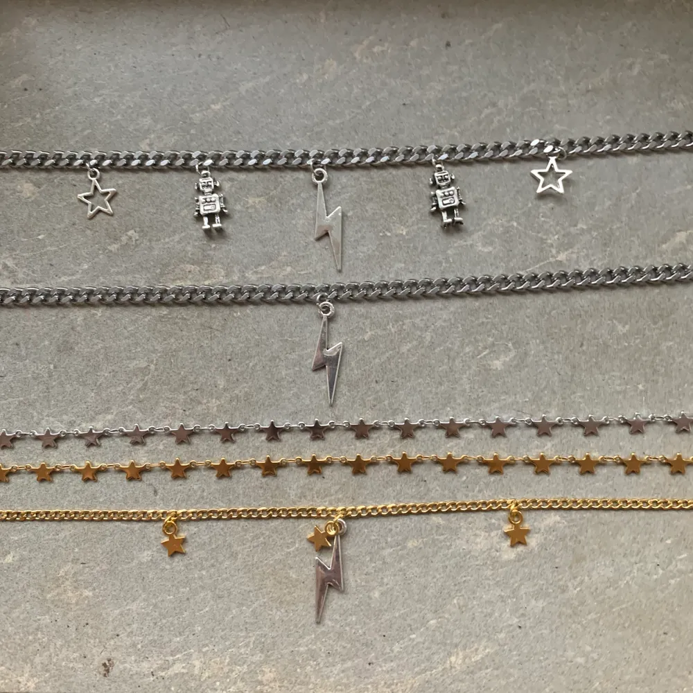 Handgjorda halsband 🥰.           Kedjehalsbanden Silver - 90kr/st                  Guld - 80kr/st                            Stjärnhalsbanden - 80kr/st                                 - KÖPAREN STÅR FÖR FRAKTEN         Intresserad eller har frågor så kom dm!💖😚🌸✨. Accessoarer.