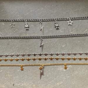 Handgjorda halsband 🥰.           Kedjehalsbanden Silver - 90kr/st                  Guld - 80kr/st                            Stjärnhalsbanden - 80kr/st                                 - KÖPAREN STÅR FÖR FRAKTEN         Intresserad eller har frågor så kom dm!💖😚🌸✨